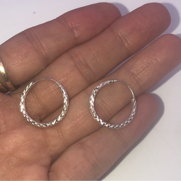 VTG Sterling Silver Diamond Cut Pattern Hoop Earrings .8” - Picture 4 of 6